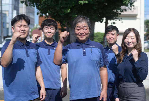 考えことをしている男性作業員の横顔